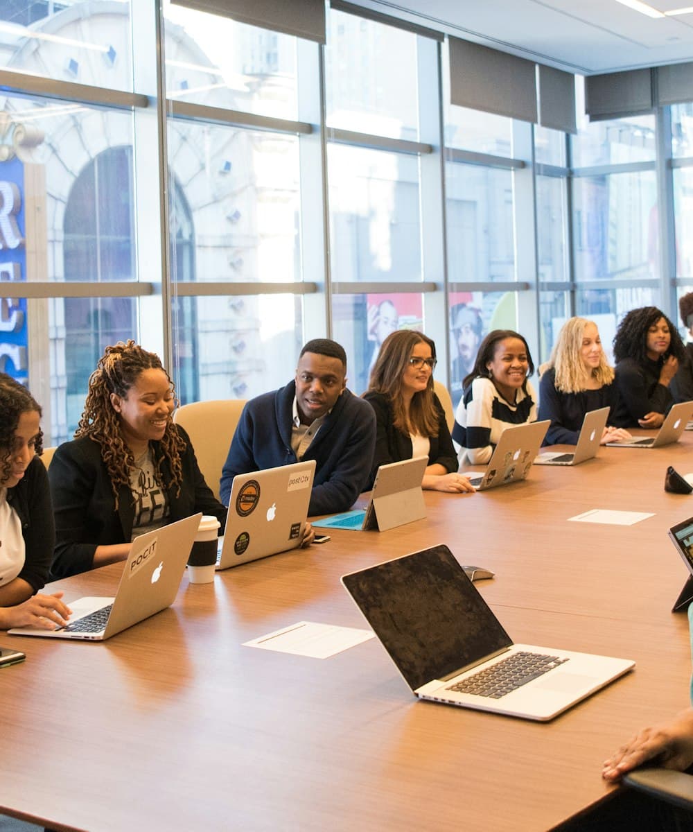 Une équipe réunie autour d'une table de travail, en pleine discussion